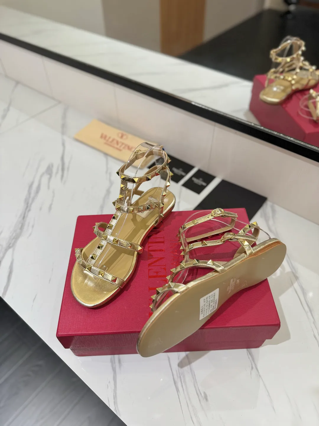 👟👟Ex-factory price 520👟👟 Valentino/Valentino rivet VT classic ankle-wrap rivet sandals, timeless 🆕 deeply rooted in people's hearts❤️A must-have item that never goes out of style🫰top replica! The side curves are perfect, the original molded custom-made rust-free rivets, and the textured hardware bring out a full sense of high-end, giving you a genuine foot feel! The first choice for high-end customers❤️ [Material] Upper: Original imported customized cowhide Inner lining: Original imported goatskin Outsole: Imported pearlescent leather outsole Code number: 35-39 [34, 40, 41, 42 are custom-made and cannot be returned or exchanged]